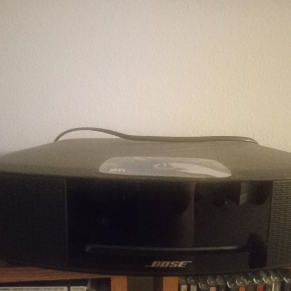 Bose AM/FM radio with CD Player-includes remote control  Great Condition !